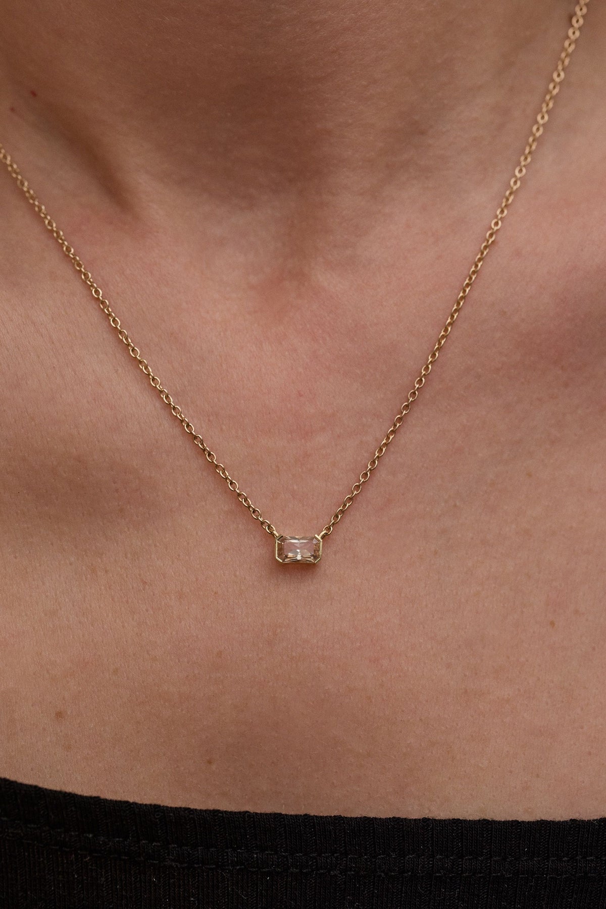 sanity:Half Bezel Sapphire Pendant