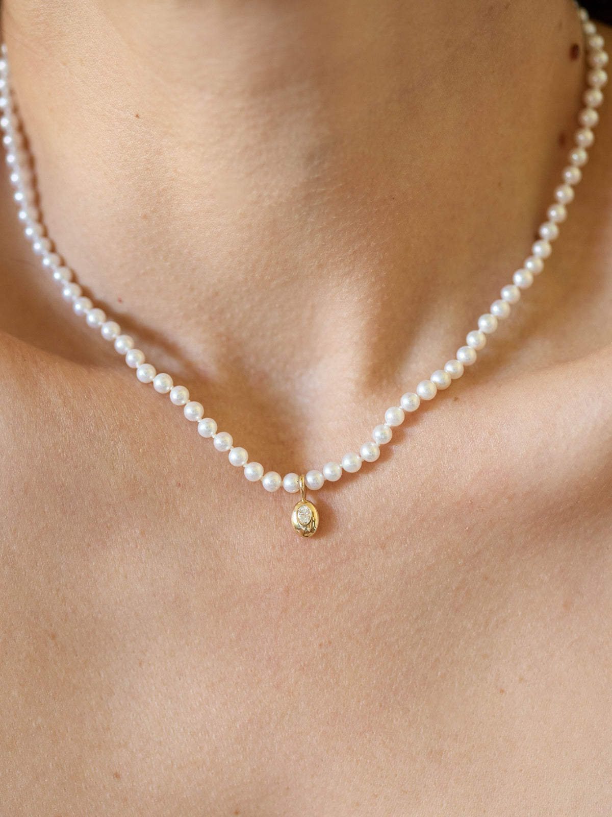 sanity:Mini Oval Diamond on Pearls Necklace
