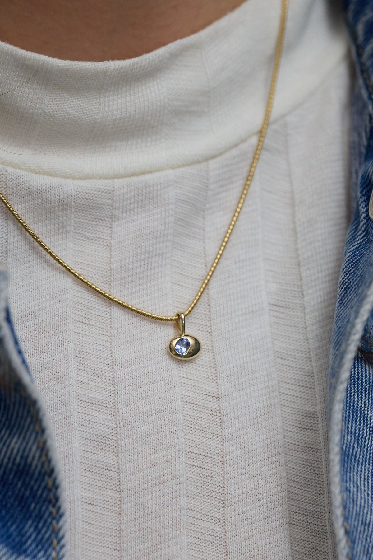 sanity:Mini Oval Wide Sapphire Pendant