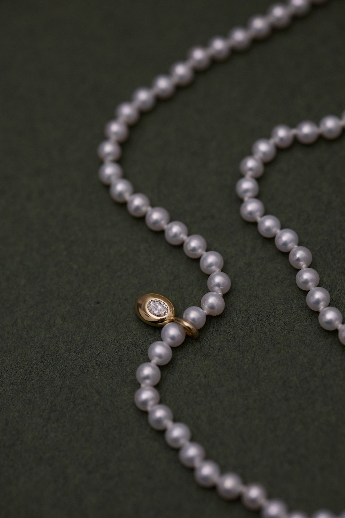 sanity:Mini Oval Diamond on Pearls Necklace