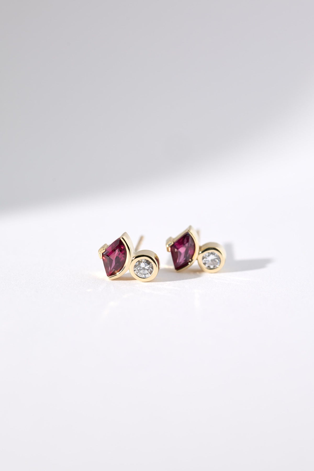 sanity:Pie Garnet Studs with Diamonds